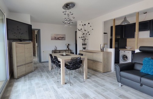 Valras-Plage Apartment | Apartment 85m², air-conditioned, sea view, fully renovated, pets allowed, sea 50 m