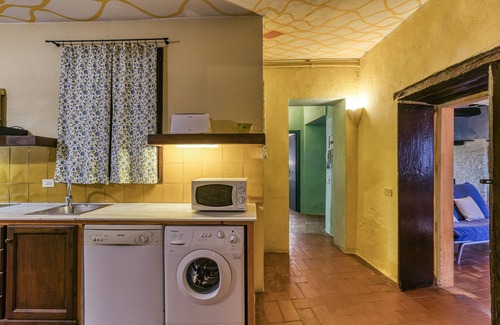 Castello d'Empuries Apartment | Apartment 'Apartaments Can Gibert - Muralla' with Shared Garden, Balcony and Wi-Fi