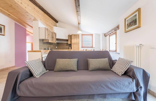 Canale di Tenno Apartment | Apartment Agriturismo "Al Gallo Nero Lilla" near Lake Garda with Garden & Wi-Fi