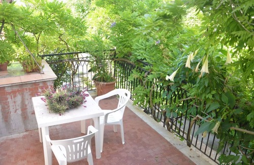 Ercolano Apartment | Apartment An on the first floor in a villa with garden, parking and Wi-Fi