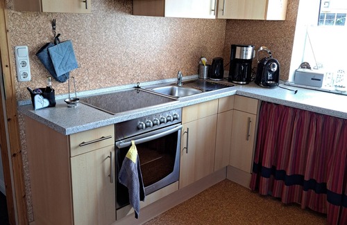 Varel Apartment | Apartment and more . Creative garden with fire pit and barbecue