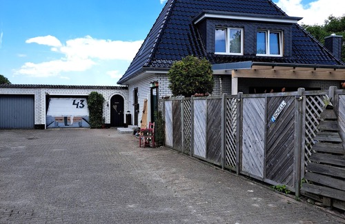 Varel Apartment | Apartment and more . Creative garden with fire pit and barbecue