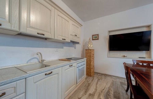 Lizzanello Apartment | Apartment 'Anghelos - Cagginara' with Shared Terrace, Wi-Fi and Air Conditioning