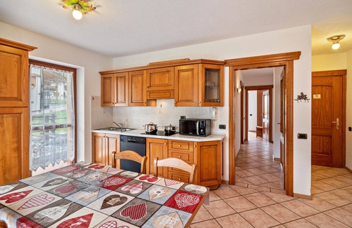 Rocca Pietore Apartment | Apartment 'Appartamento Bilocale 3' with Mountain View, Shared Garden and Wi-Fi