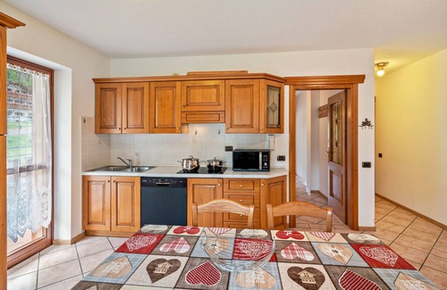 Rocca Pietore Apartment | Apartment 'Appartamento Bilocale 3' with Mountain View, Shared Garden and Wi-Fi