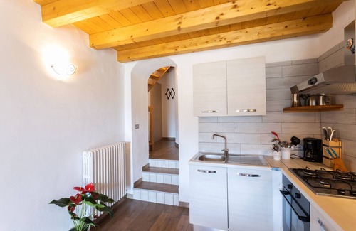 Vesio Apartment | Apartment 'Artù' with Shared Garden, Balcony and Wi-Fi