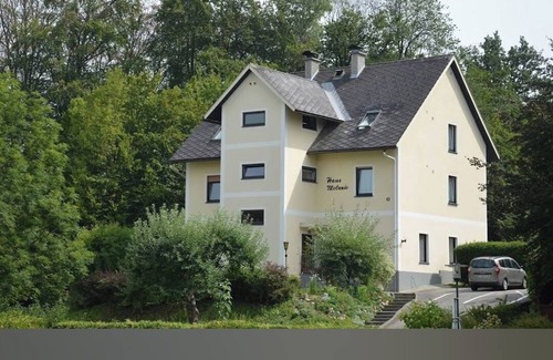 Velden am Worther See Apartment | Apartment 'Haus Melanie - Fewo 7' with Mountain View, Shared Garden and Wi-Fi