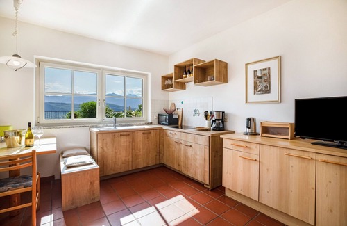 Caldaro Sulla Strada del Vino Apartment | Apartment 'Aurora' with Mountain View, Private Terrace and Wi-Fi