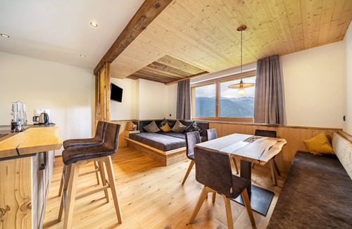 Naturno Apartment | Apartment "Bergsteiger - Patleidhof" with Mountain View, Shared Terrace & Wi-Fi