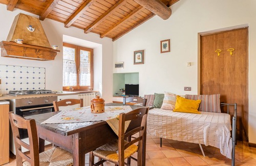 Gallicano Other | Apartment 'Bibi' with Mountain View, Shared Pool and Wi-Fi