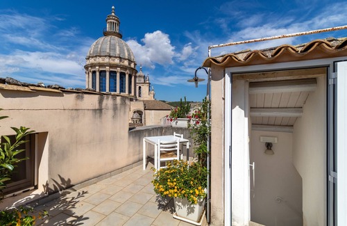 Ragusa Apartment | Apartment 'Caelum Hyblae' with Private Terrace, Wi-Fi and Air Conditioning