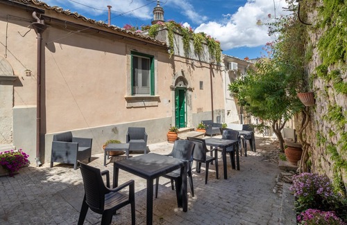 Ragusa Apartment | Apartment 'Caelum Hyblae' with Private Terrace, Wi-Fi and Air Conditioning