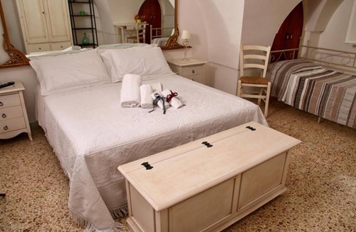 Old Town Cisternino Apartment | Apartment 'Casa Dei Nonni - Mattia' with Private Terrace, Wi-Fi and Air Conditioning