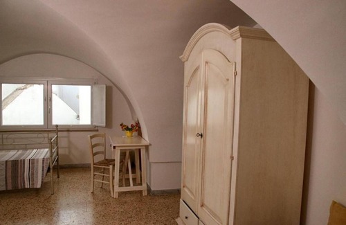 Old Town Cisternino Apartment | Apartment 'Casa Dei Nonni - Mattia' with Private Terrace, Wi-Fi and Air Conditioning