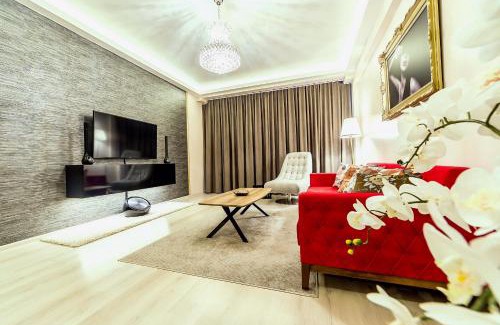Tractorul Apartment | Apartment Chic by Landev