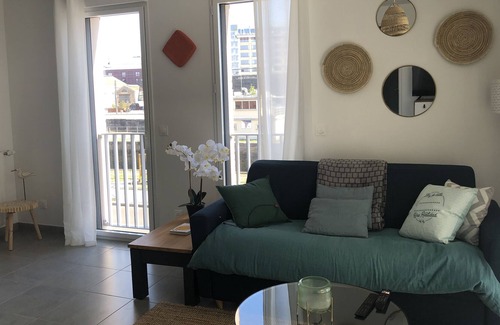 Bassins a Flot Apartment | APARTMENT CITE DU VIN BACALAN CHARTRONS secure private parking 10€ /day