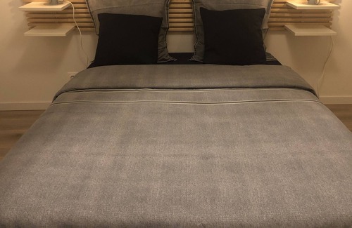 Bassins a Flot Apartment | APARTMENT CITE DU VIN BACALAN CHARTRONS secure private parking 10€ /day