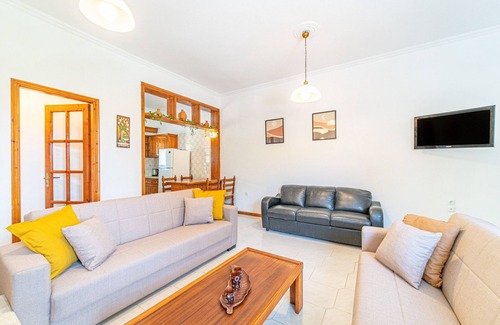 Lefkimmi Apartment | Apartment 'Corfu' with Shared Garden, Wi-Fi and Air Conditioning