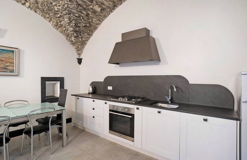 Cervo Apartment | Apartment 'Dipinti, Borgo Dei Pescatori' with Wi-Fi and Air Conditioning