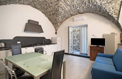 Cervo Apartment | Apartment 'Dipinti, Borgo Dei Pescatori' with Wi-Fi and Air Conditioning