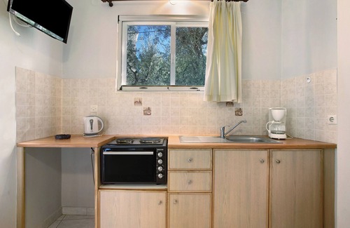 Limni Keri Apartment | Apartment "Dolphin Apartment 1" with Private Balcony, Shared Garden & Wi-Fi