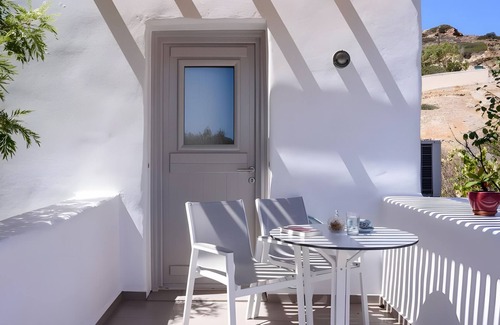 Psathi House | Apartment 'Echinousa Kimolos katoikia no6' with Mountain View, Wi-Fi and Air Conditioning