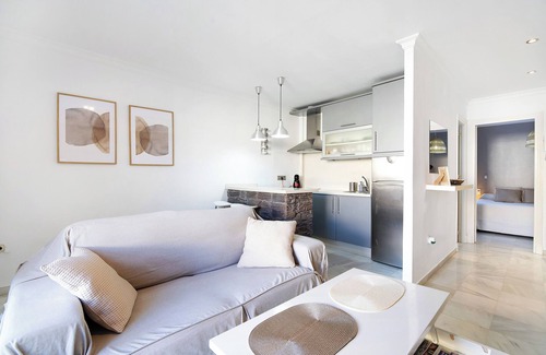 Jerez de la Frontera Old Town Apartment | Apartment 'Maria De La O' with Private Terrace, Wi-Fi and Air Conditioning