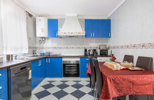 Jerez de la Frontera Apartment | Apartment 'La Rosa De Oro' with Private Terrace, Wi-Fi and Air Conditioning