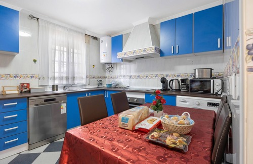 Jerez de la Frontera Apartment | Apartment 'La Rosa De Oro' with Private Terrace, Wi-Fi and Air Conditioning