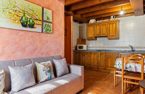 Llenin House | Apartment 'Fana' with Mountain View, Private Garden and Wi-Fi