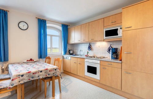 Suderdeich Apartment | Apartment 'Ferienwohnung Blau' with Shared Terrace, Shared Garden and Wi-Fi