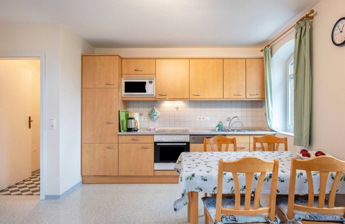 Suderdeich Apartment | Apartment 'Ferienwohnung Grün' with Shared Terrace, Shared Garden and Wi-Fi