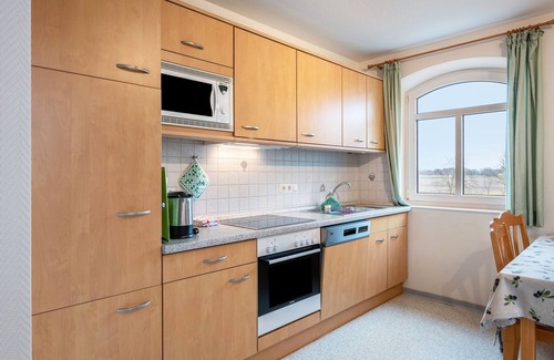 Suderdeich Apartment | Apartment 'Ferienwohnung Grün' with Shared Terrace, Shared Garden and Wi-Fi