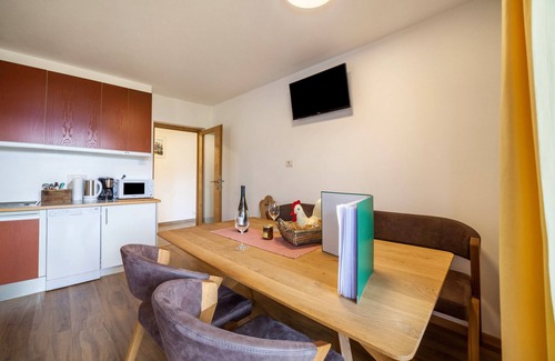 Laudes Apartment | Apartment 'Fichtenhof Edelweiss' with Mountain View, Shared Garden and Wi-Fi