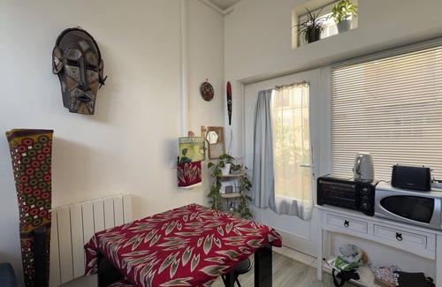 Quartier de la Chapelle Apartment | Apartment for 4 with courtyard in the 18th