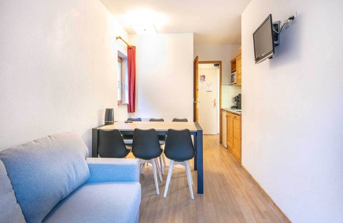 Saint-Sorlin-d'Arves Apartment | Apartment in Saint-Sorlin with Mountain Views