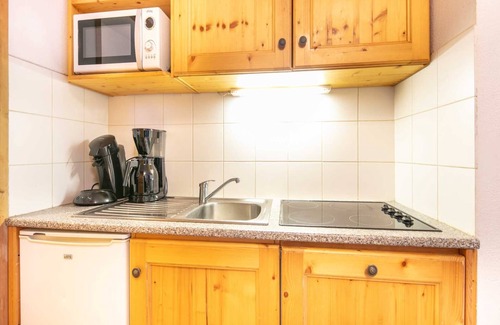 Saint-Sorlin-d'Arves Apartment | Apartment in Saint-Sorlin with Mountain Views