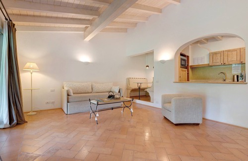 Puegnago del Garda Apartment | Apartment 'Giada' with Shared Pool, Wi-Fi and Air Conditioning