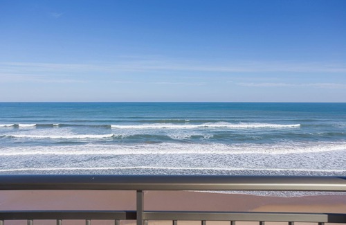 Plaza De La Costera Apartment | Apartment 'Guillem' with Sea View, Shared Terrace and Wi-Fi