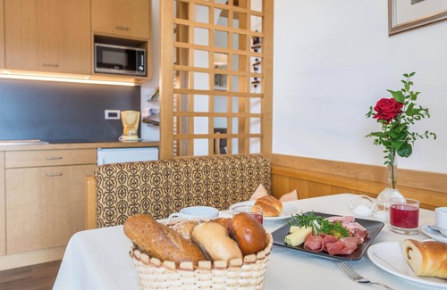 Albions Apartment | Apartment "Haus Sonnegg - Sonnenuntergang" with Mountain View, Wi-Fi, Terrace & Garden