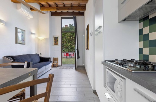 Montebonello Apartment | Apartment 'I Cipressi' with Shared Garden, Wi-Fi and Air Conditioning