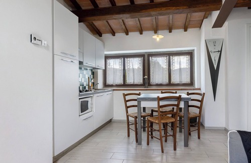 Montebonello Apartment | Apartment 'I Cipressi' with Shared Garden, Wi-Fi and Air Conditioning