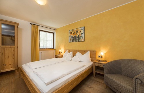 Sand in Taufers House | Apartment In A Hotel 'Mair Zu Hof Fürst 8' with Mountain View, Private Terrace and Wi-Fi