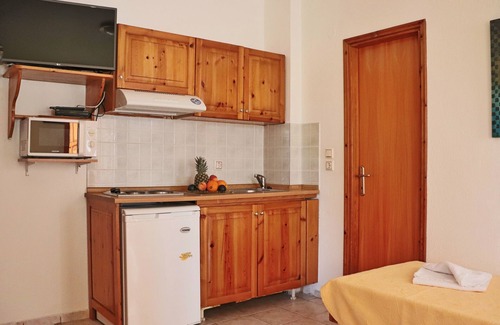 Chrisi Akti Apartment | Apartment in front of Skala Potamias beach