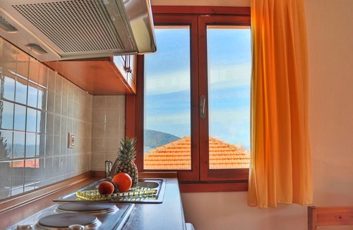 Chrisi Akti Apartment | Apartment in front of Skala Potamias beach