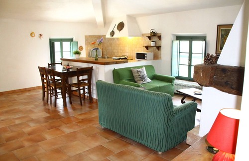 Collesalvetti House | Apartment in Guasticce With Shared Pool