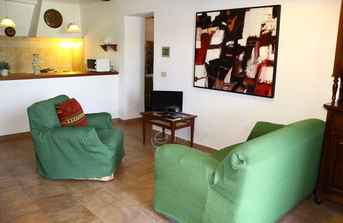 Collesalvetti House | Apartment in Guasticce With Shared Pool