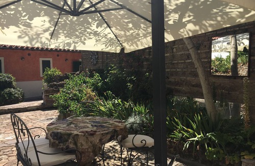 Zona III Marcigliana Villa | Apartment in Roman Villa, 8km to centre, air con, large, beautiful gardens, pool