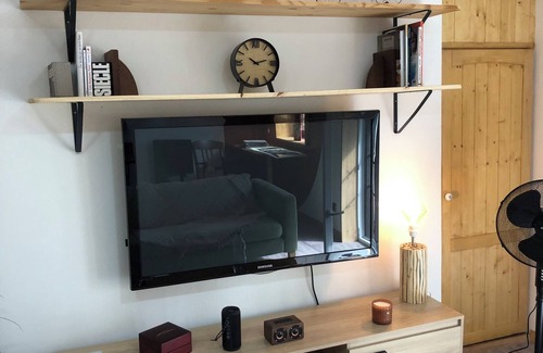 Cahuzac-sur-Vere Apartment | Apartment in the heart of the village with all amenities and the Gaillac vineyards