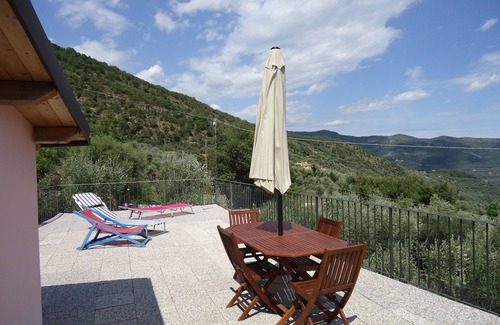 Villa Viani Apartment | Apartment in villa in countryside with pool, sea at 15km